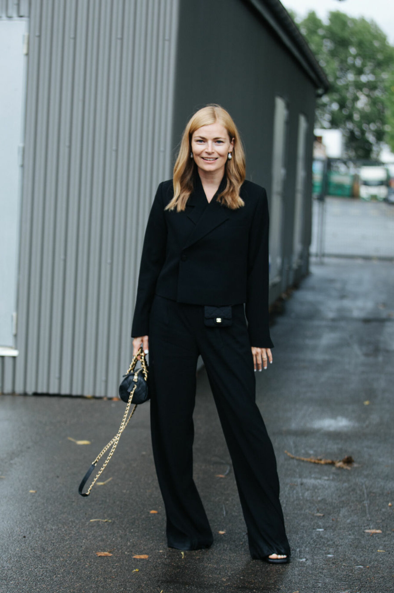 Danska Mie Juel, tidigare redaktör på danska ELLE, bär upp den svarta kostymen.