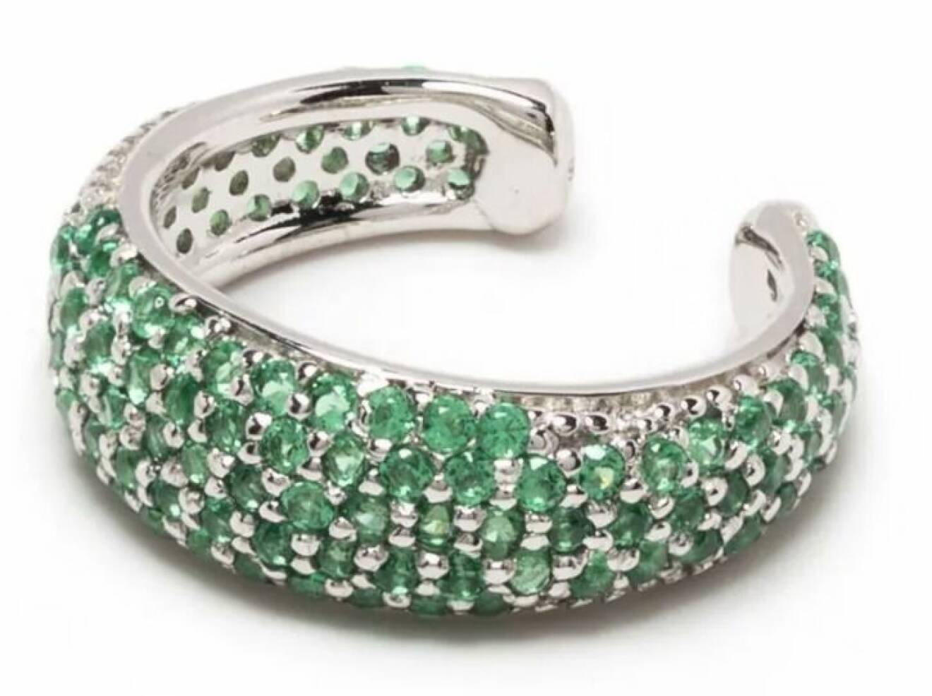 grön earcuff som pryds av kubikformade dekorativa Zirconiastenar från Tom Wood.