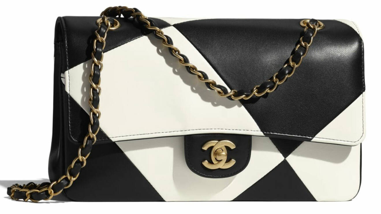 Svartvit väska med gulddetaljer från Chanel.