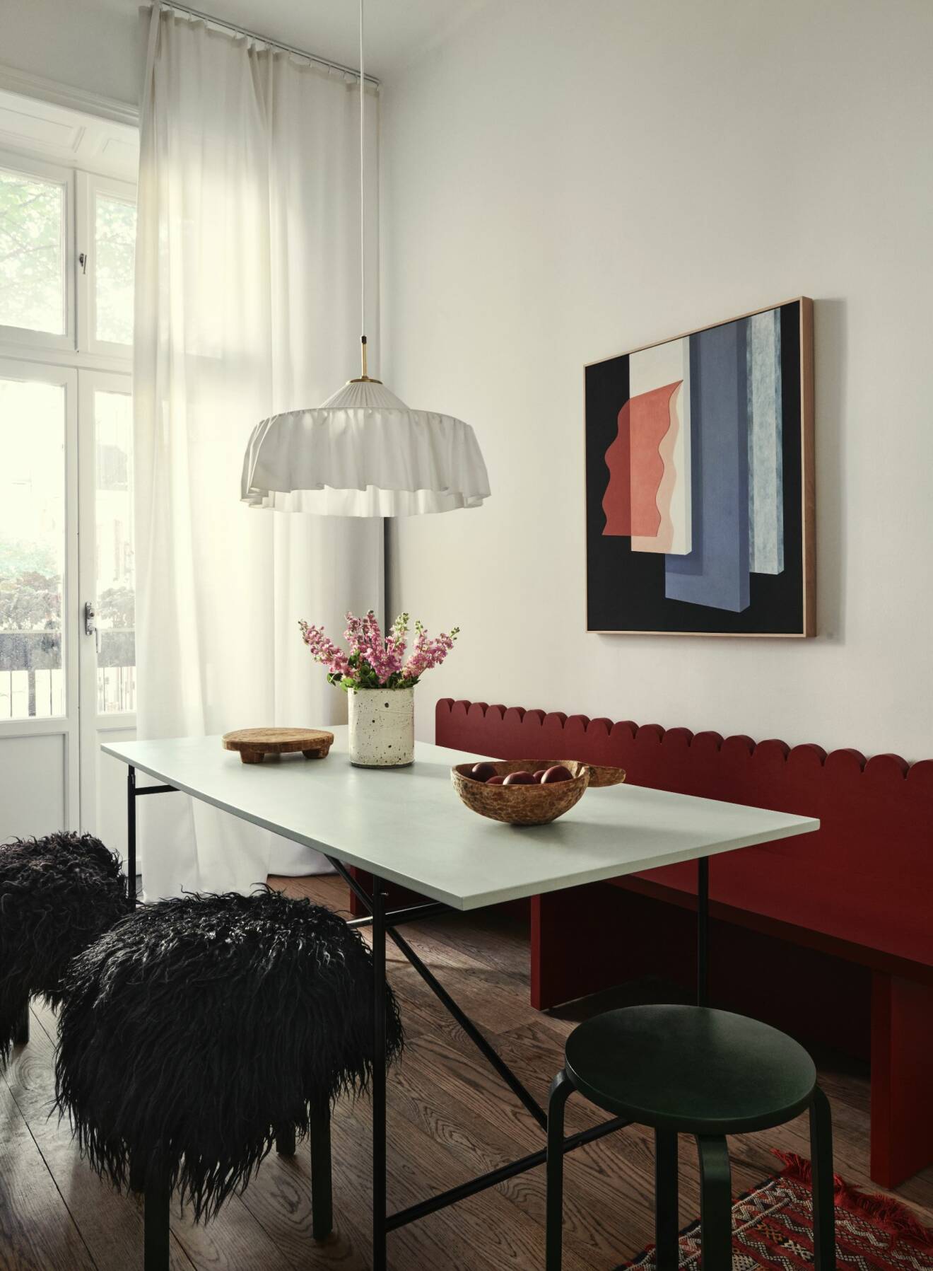 Sara Rydberg Nilsson hemma hos Östermalm konst köksbord lampa