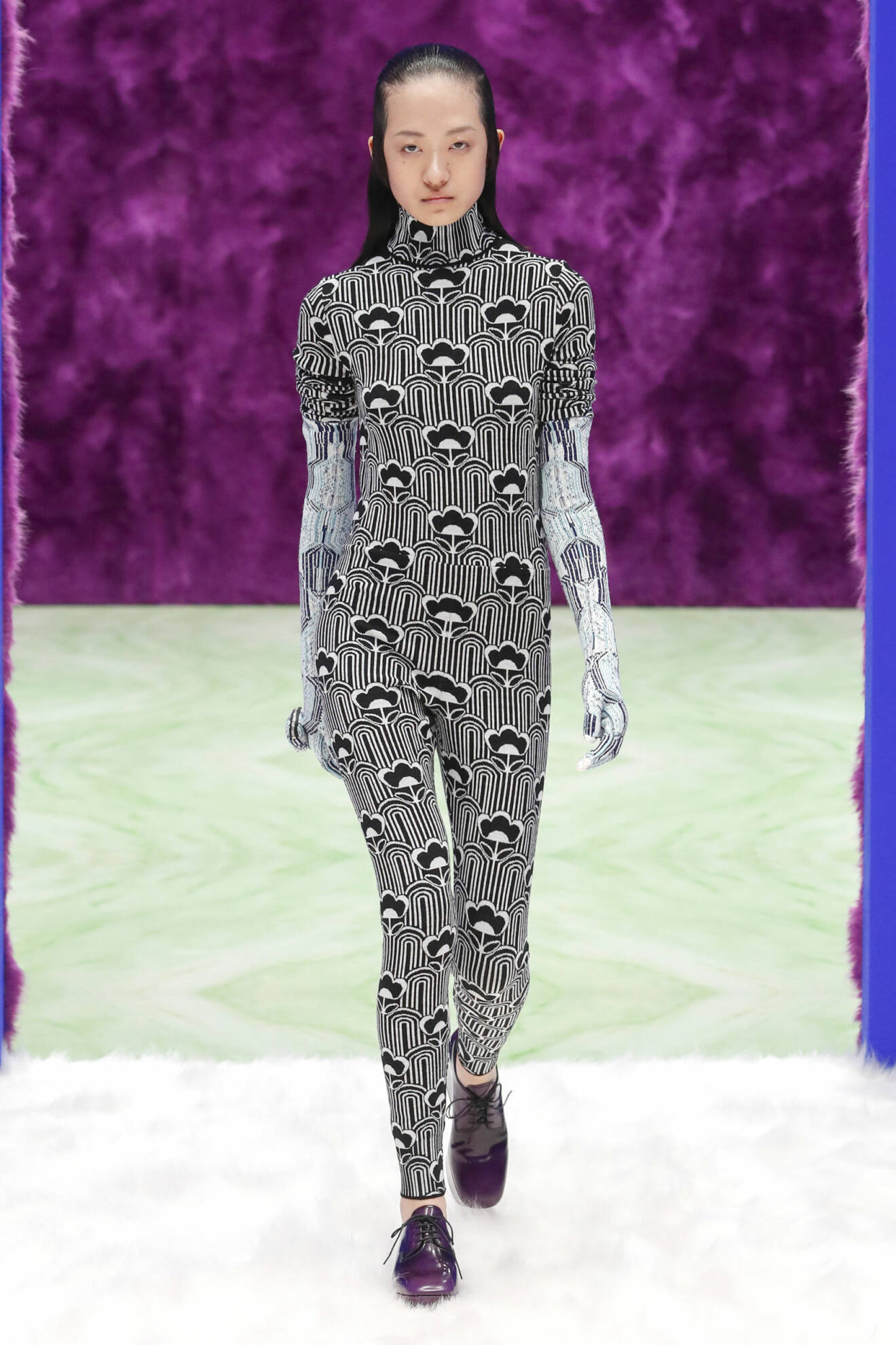 Figurnära catsuit i svartvitt mönster från Prada.