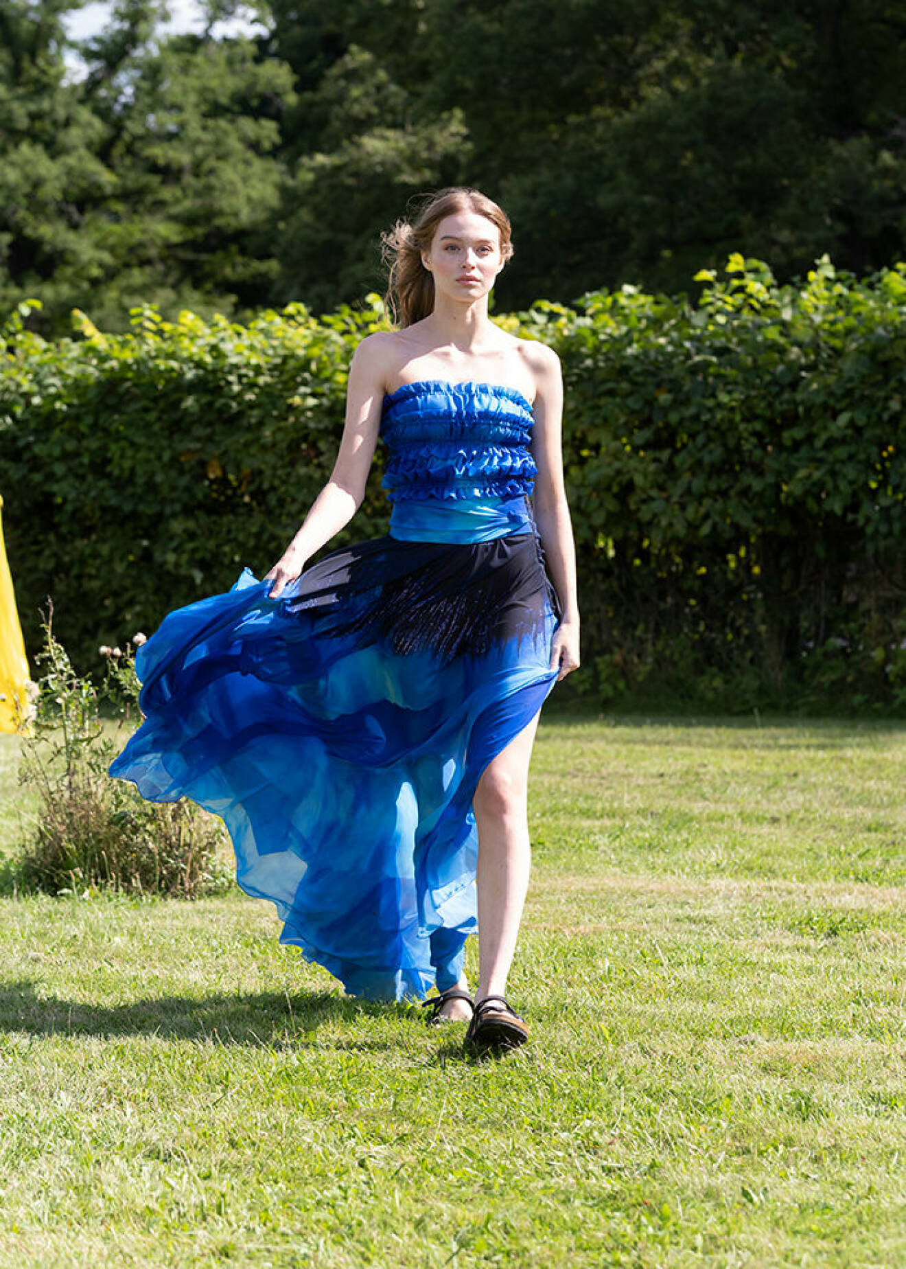 Blå klänning utan axelband från Jennifer Blom SS22