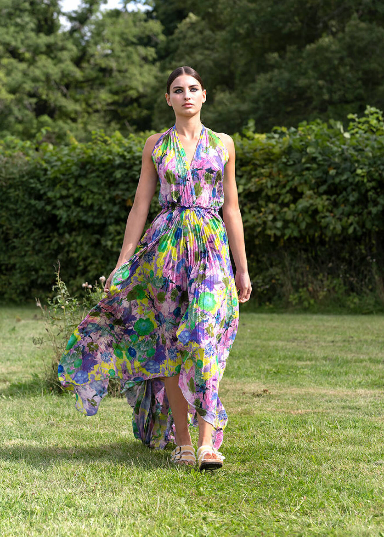V-ringad blommig klänning från Jennifer Blom SS22