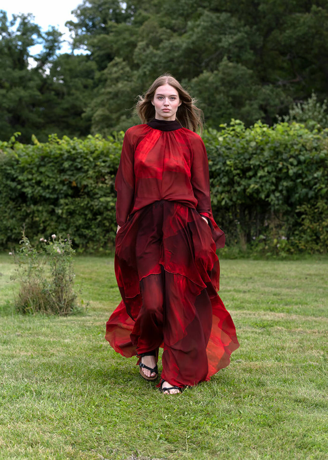 Röd klänning med långa ärmar från Jennifer Blom SS22