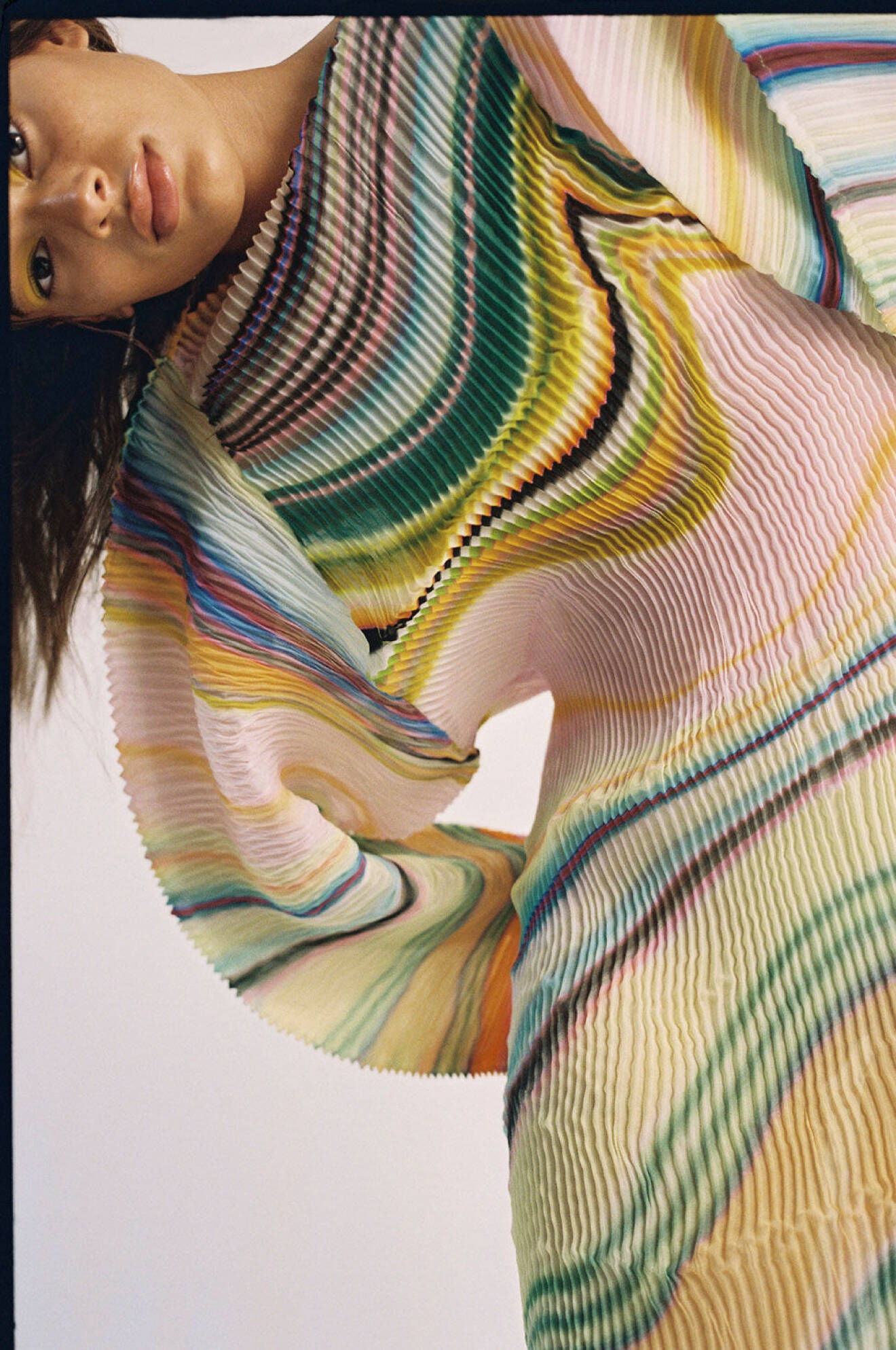 Modellen bär en radig, färgglad klänning från Julia Heuer