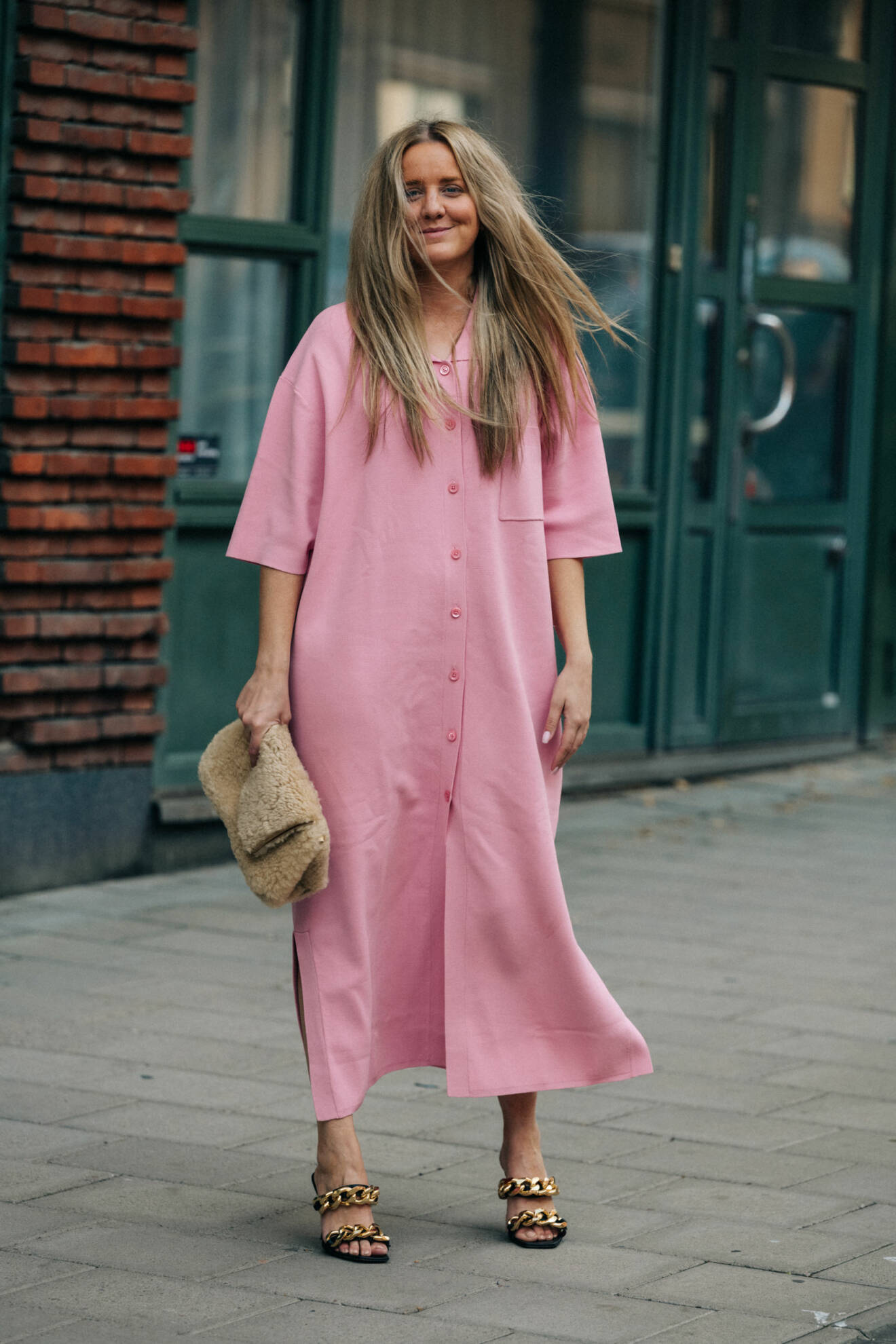 Carin Falk i rosa klänning stockholm fashion week.