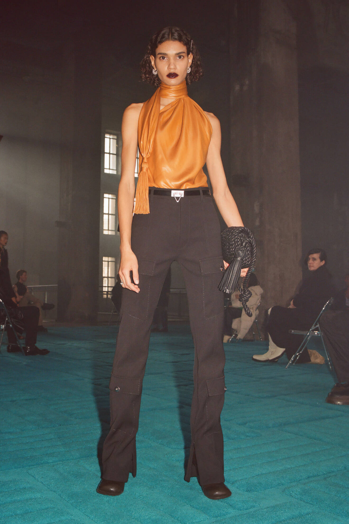 Orange topp med svart handväska från Bottega Veneta kollektion FW22