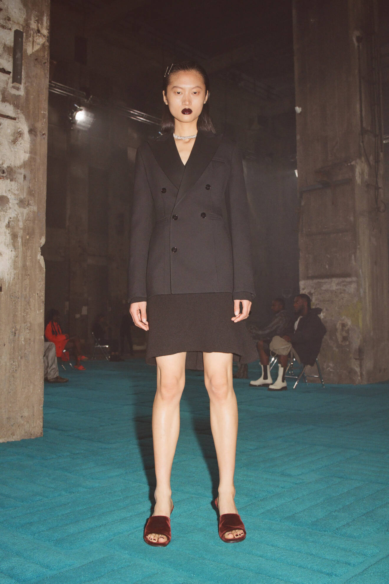 Kavaj med dubbelknäppning och kjol från Bottega Veneta kollektion FW22