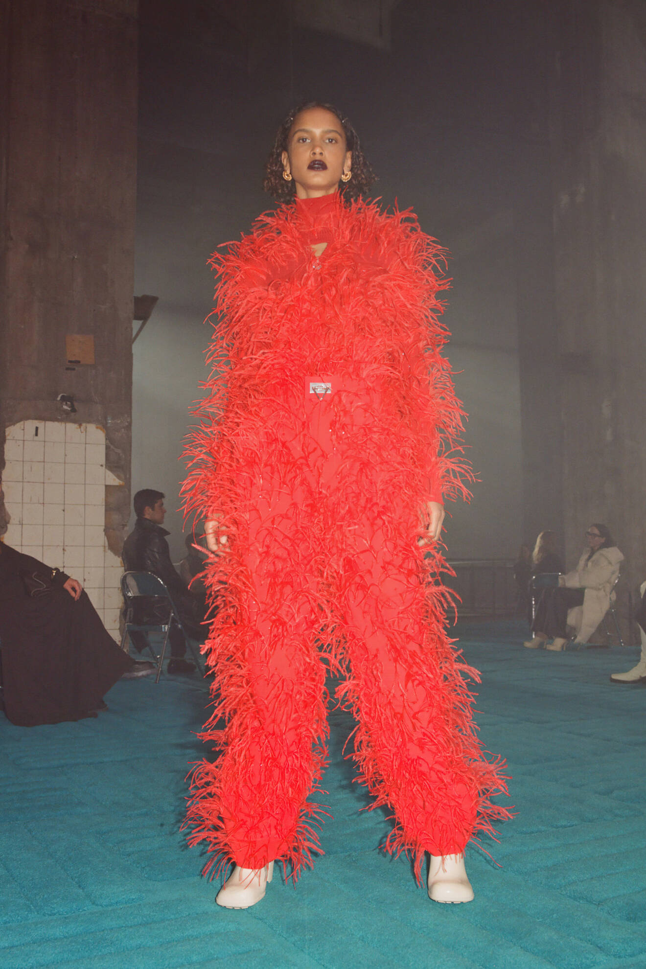Röd dress med strutsfjädrar från Bottega Veneta kollektion FW22
