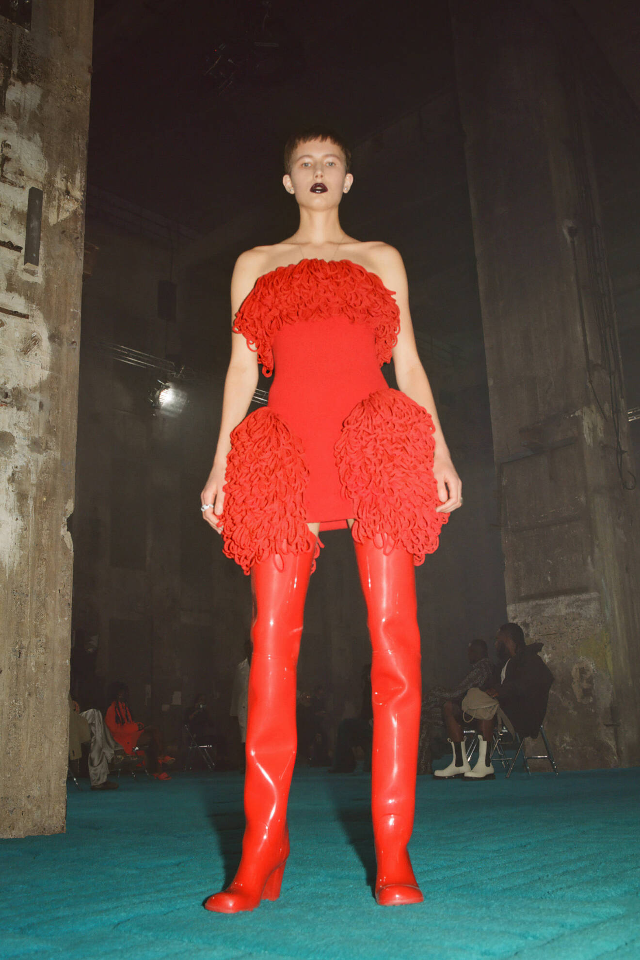 Röd klänning och röda stövlar från Bottega Veneta kollektion FW22