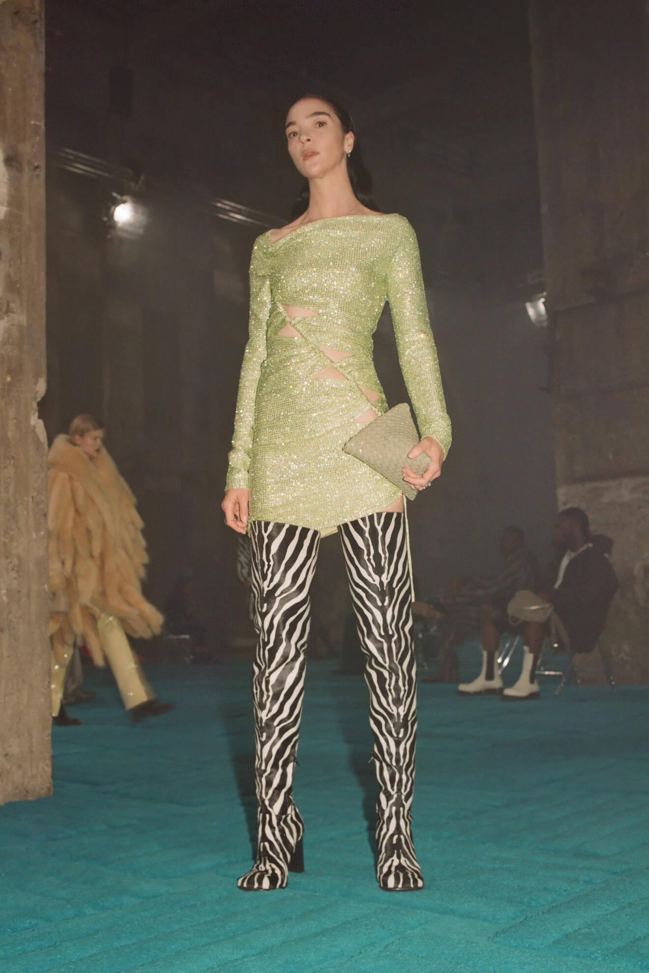 Grön glittrig klänning med cut outs och stövlar med zebramönster från Bottega Veneta kollektion FW22