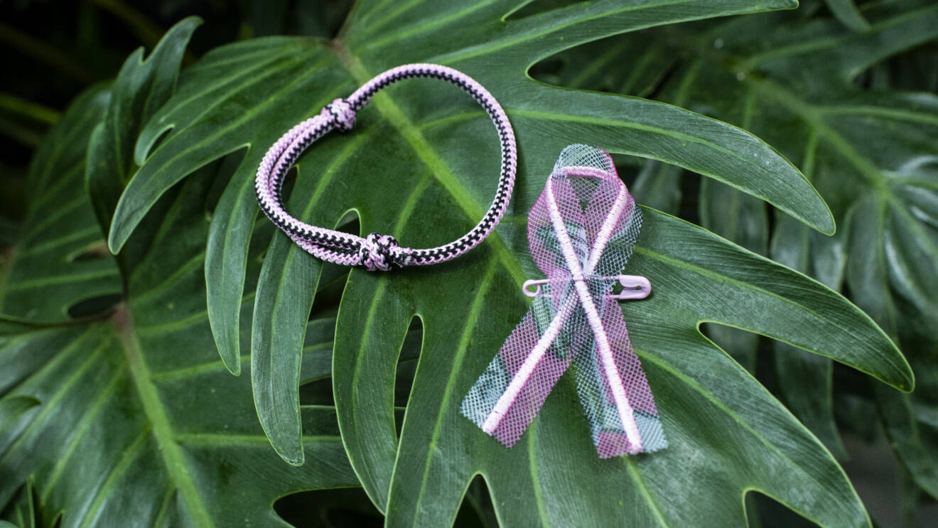 Selam har designat både ett armband och ett rosa band.