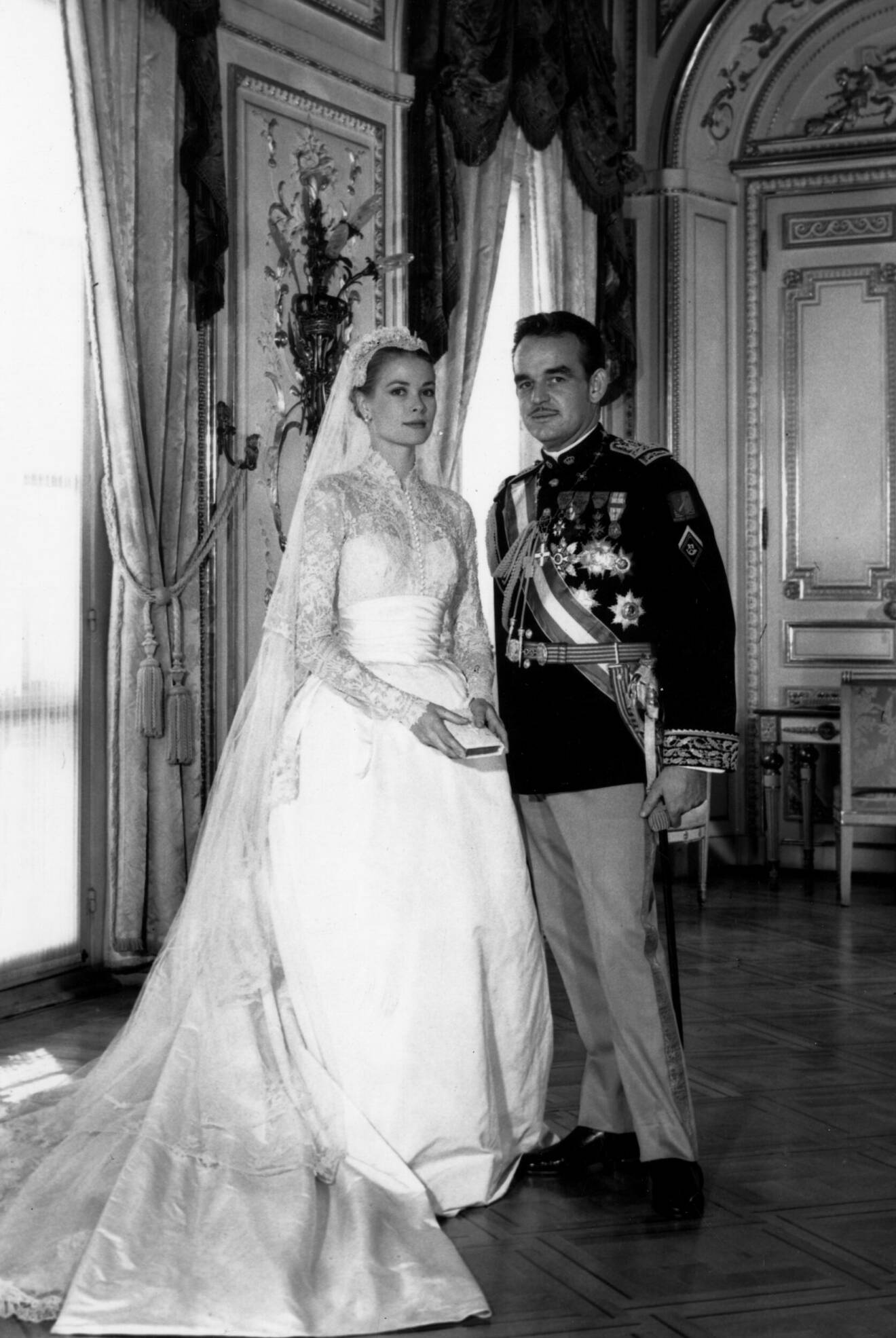 Grace Kelly och furst Rainier av Monaco vid bröllopet 19 april 1956