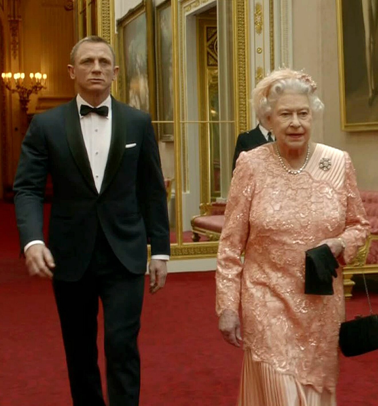 Drottning Elizabeth tillsammans med James Bond 2012.