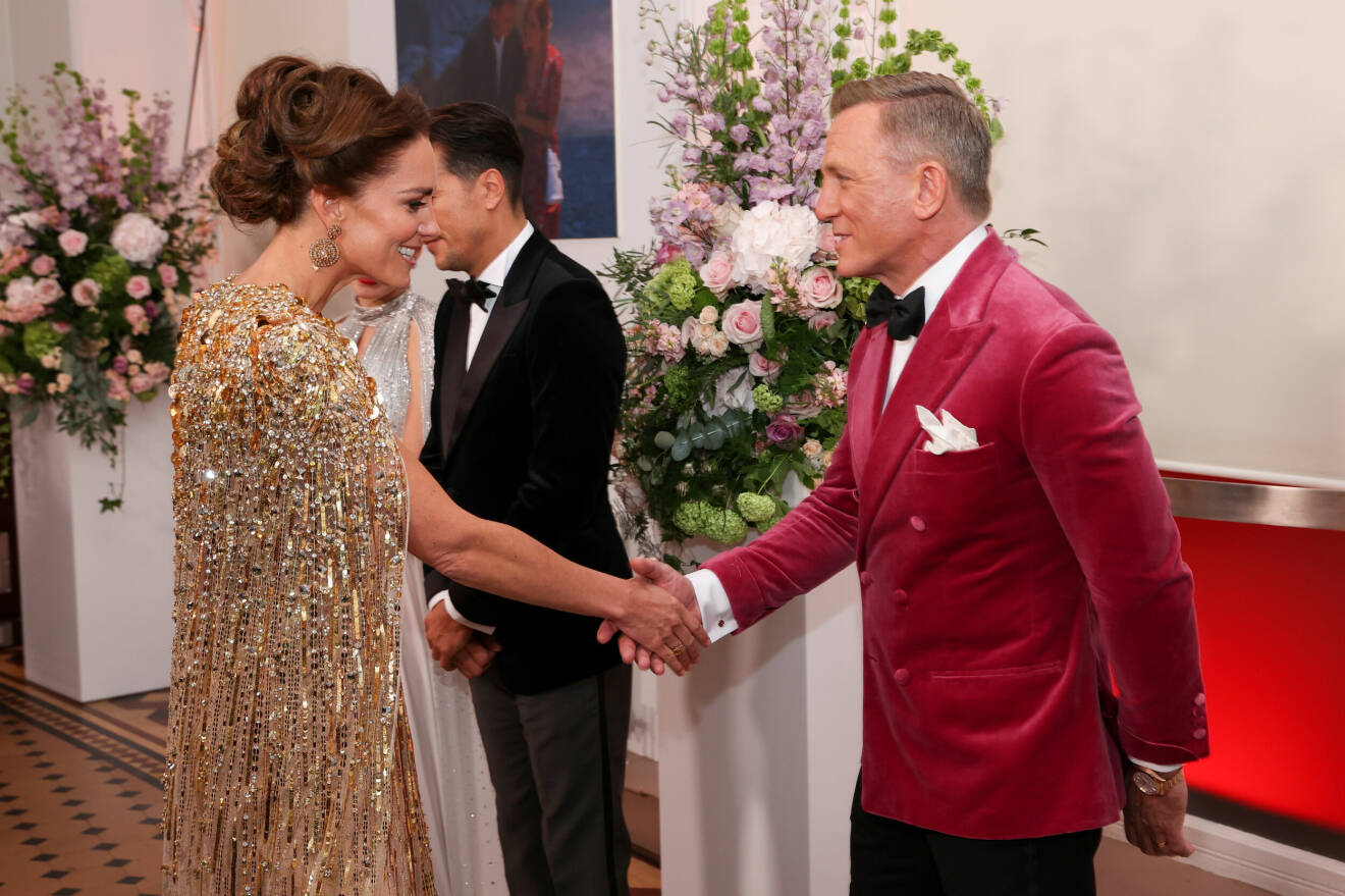 Kate Middleton hälsar på James Bond Daniel Craig på röda mattan.