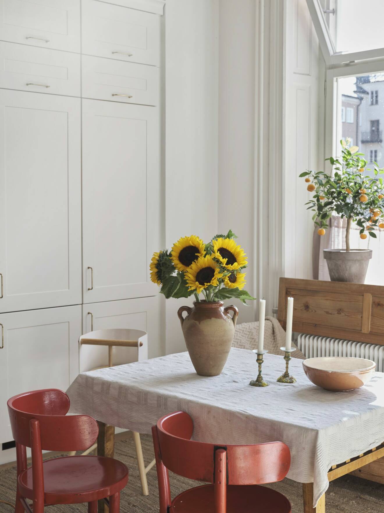 Hemma hos Sofia Wood i Norrköping, köket är fyllt av liv.