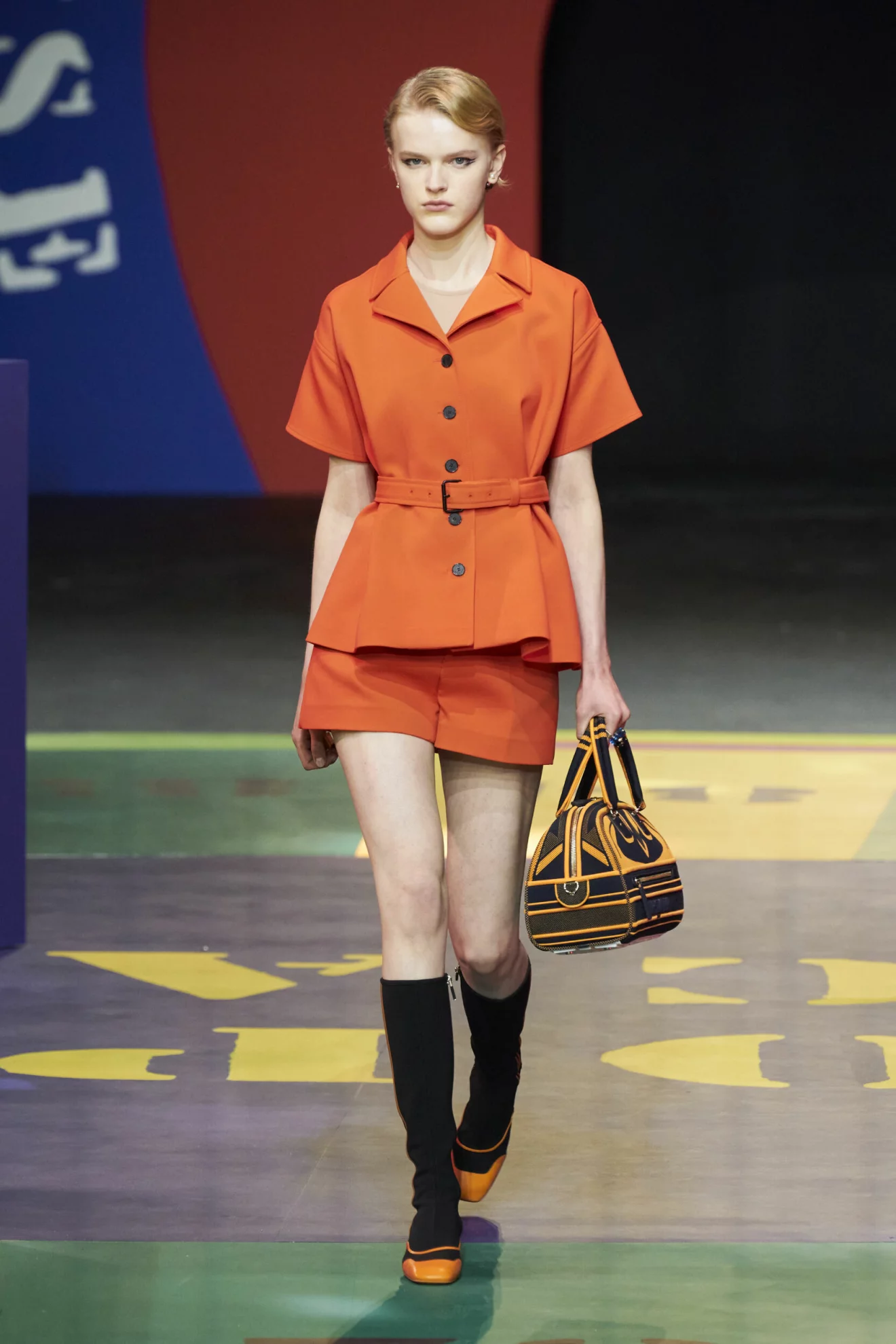Orange set med bälte i midjan från Dior.
