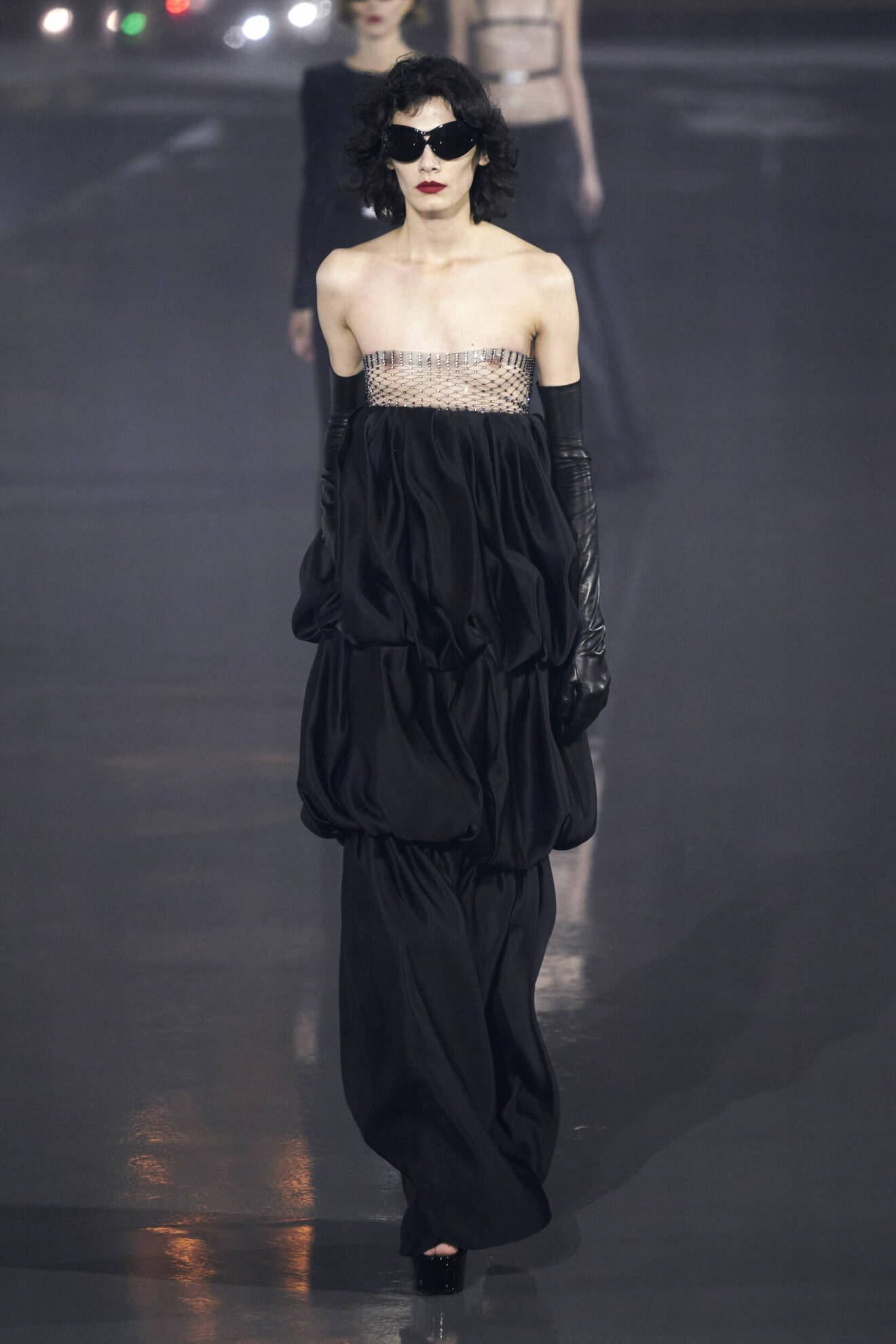 draperad klänning i svart med transparent glitteröverdel från Saint Laurent.