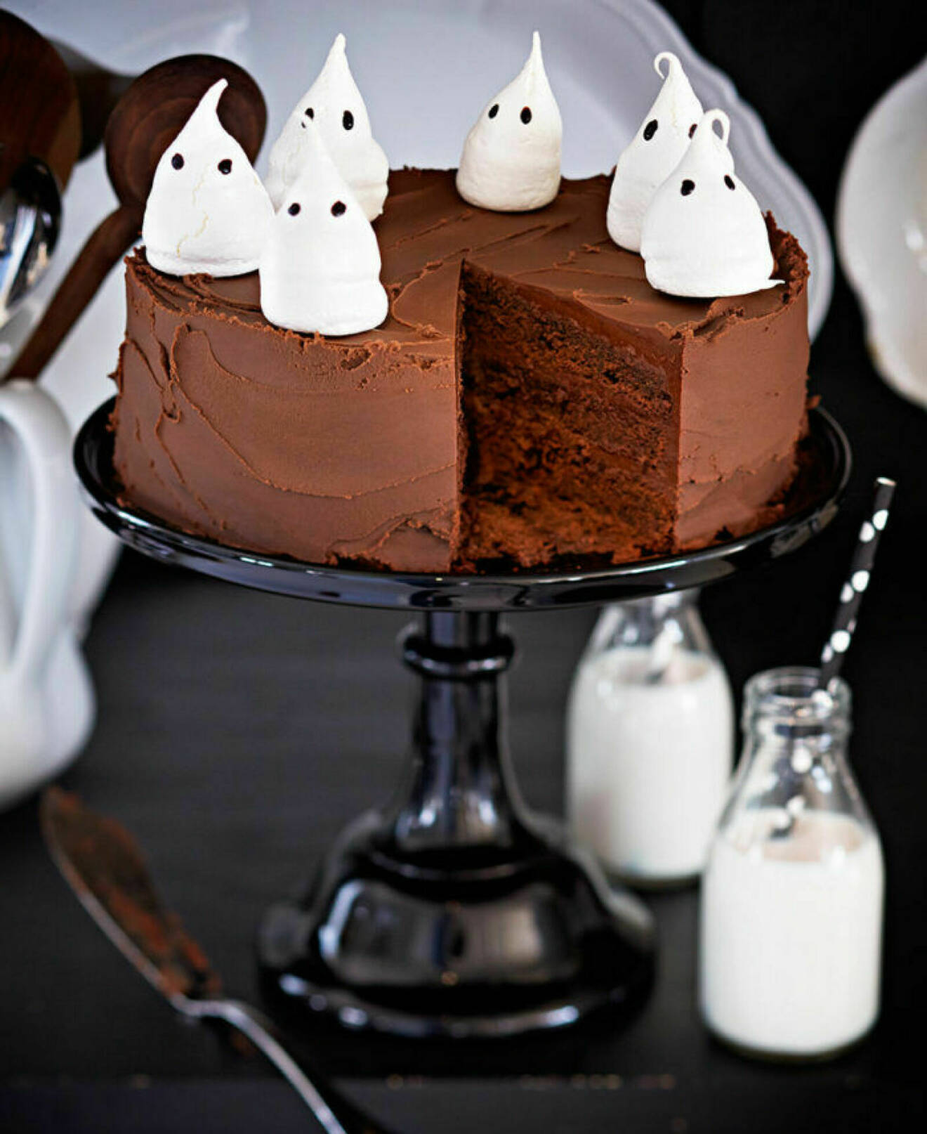 chokladtårta med marängspöken till halloweenfest och halloweenfirande 2021