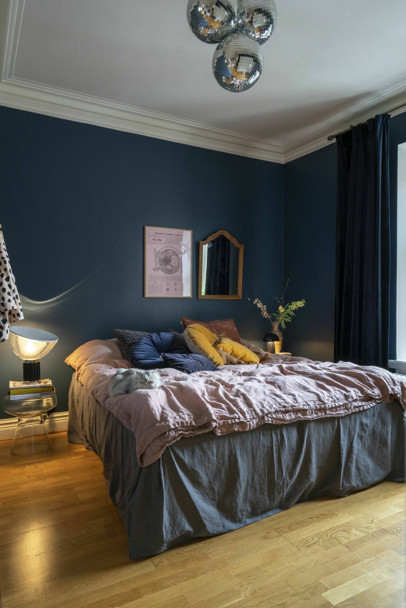 Hemma hos Sara Holm i Helsingborg, mörkblått i sovrummet.