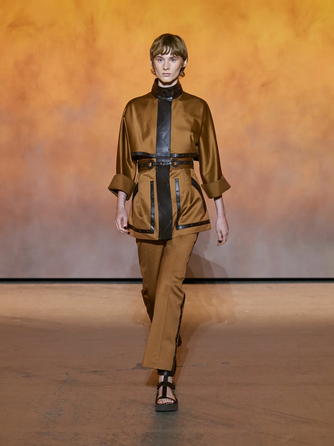 Brun topp och bruna byxor med skinnsandaler från Hermès.