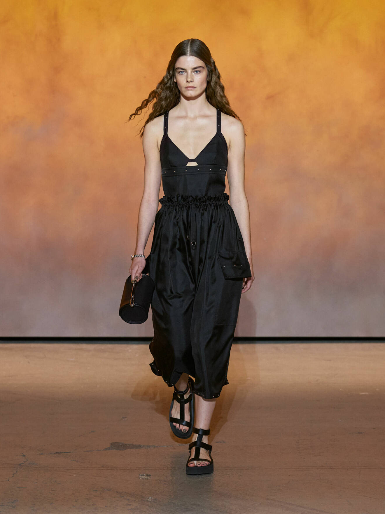 Svart klänning med svart skinnväska från Hermès.