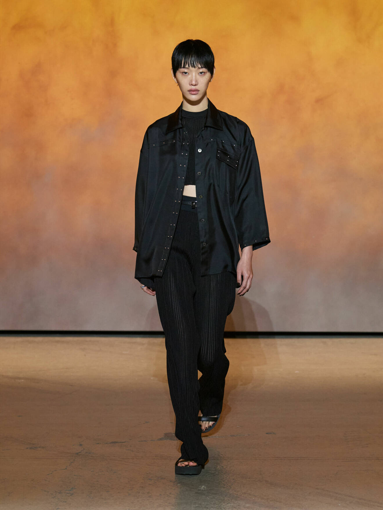 Svart skjorta med plisserade byxor i svart från Hermès.