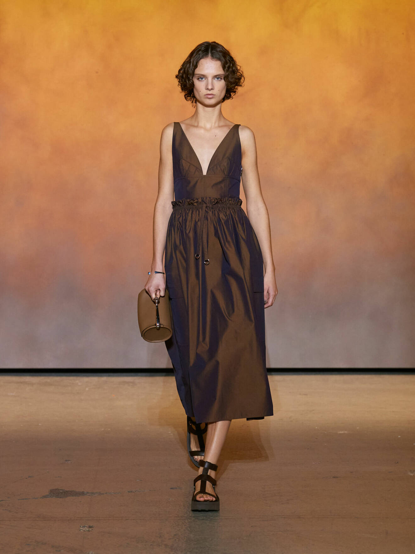 Djup v-ringad klänning i trendigt brun från Hermès.