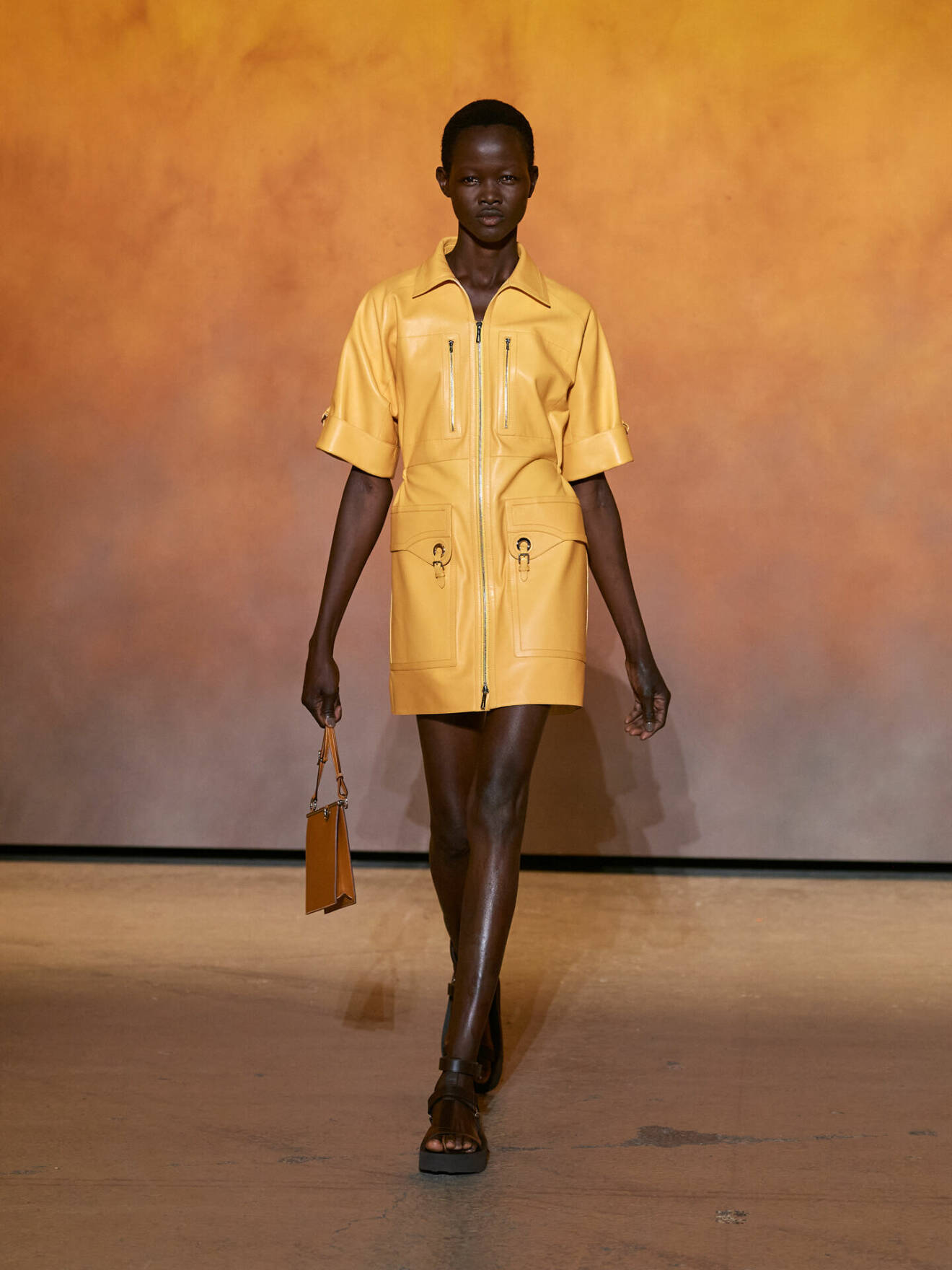 Kort skinnklänning i gult från Hermès.