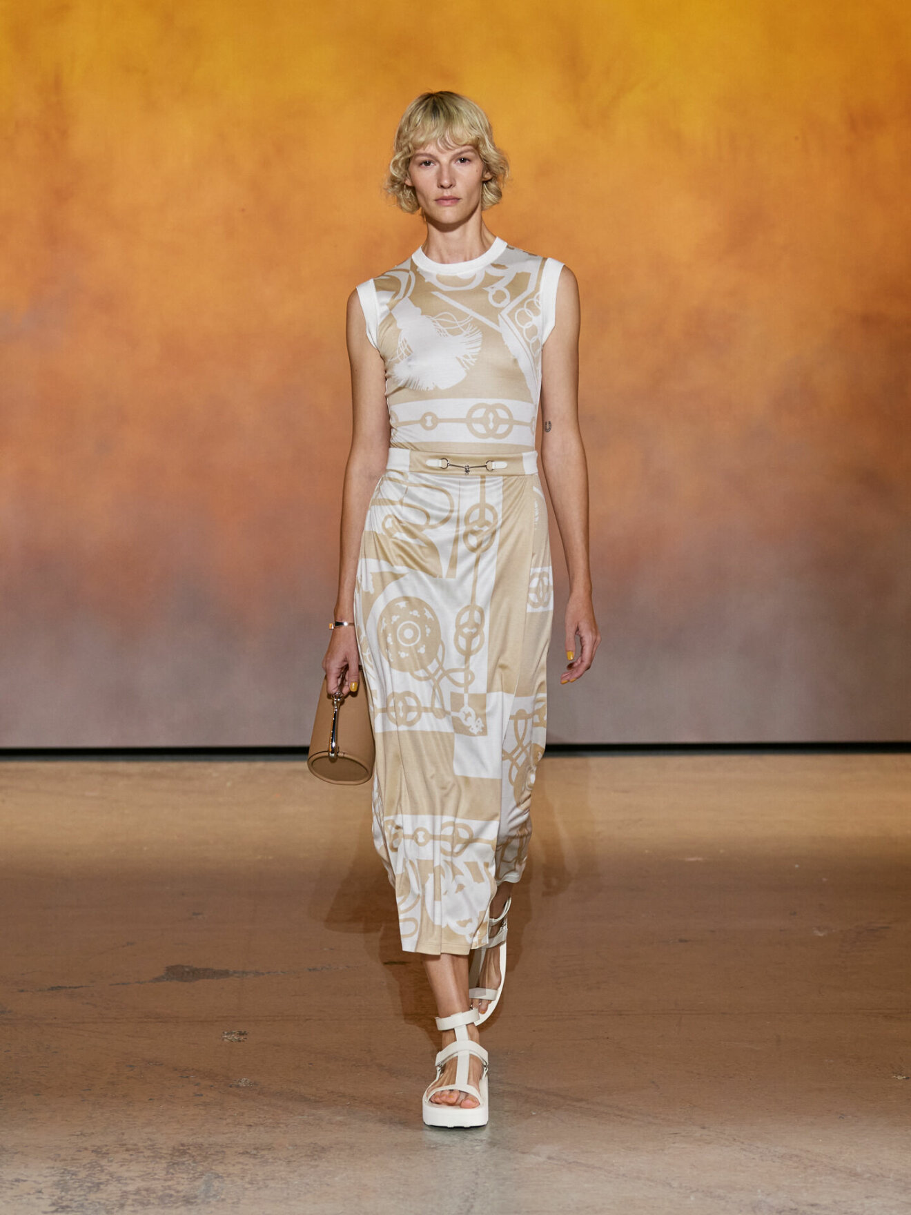 Stilren och elegant klänning i beige och vitt från Hermès.