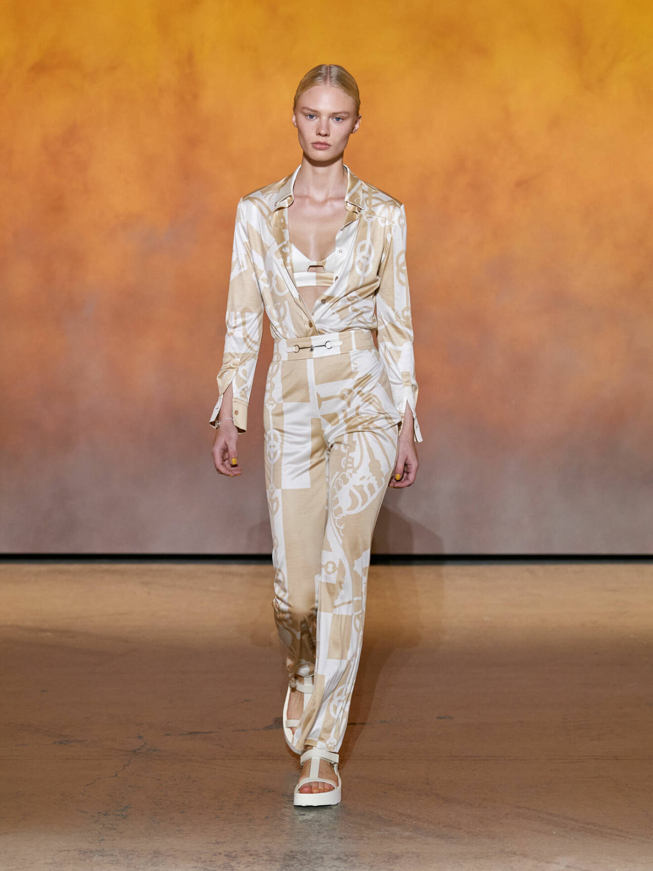 Helmönstrat set i beige och vitt från Hermès.