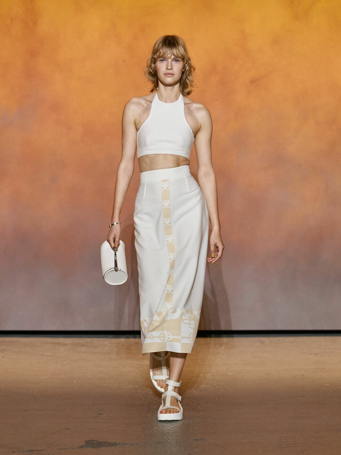 Lång pennkjol och liten handväska i off white från Hermès.