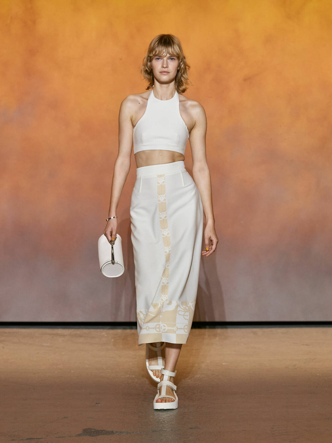 Lång pennkjol och liten handväska i off white från Hermès.