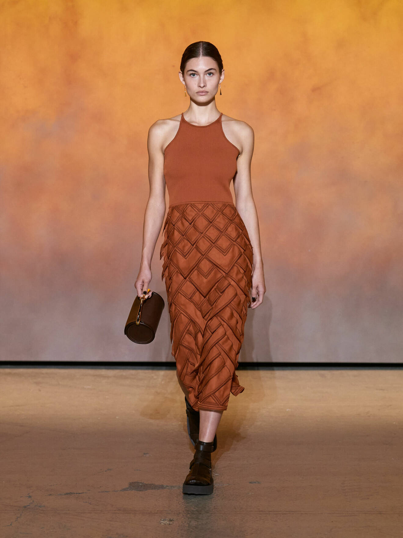 Tegelbrun klänning med asymmetriskt mönster från Hermès.