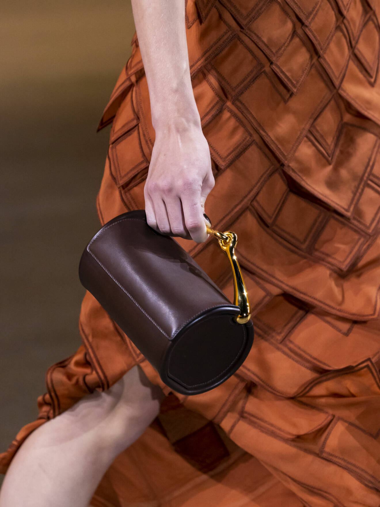 Mörkbrun liten handväska i skinn från Hermès.