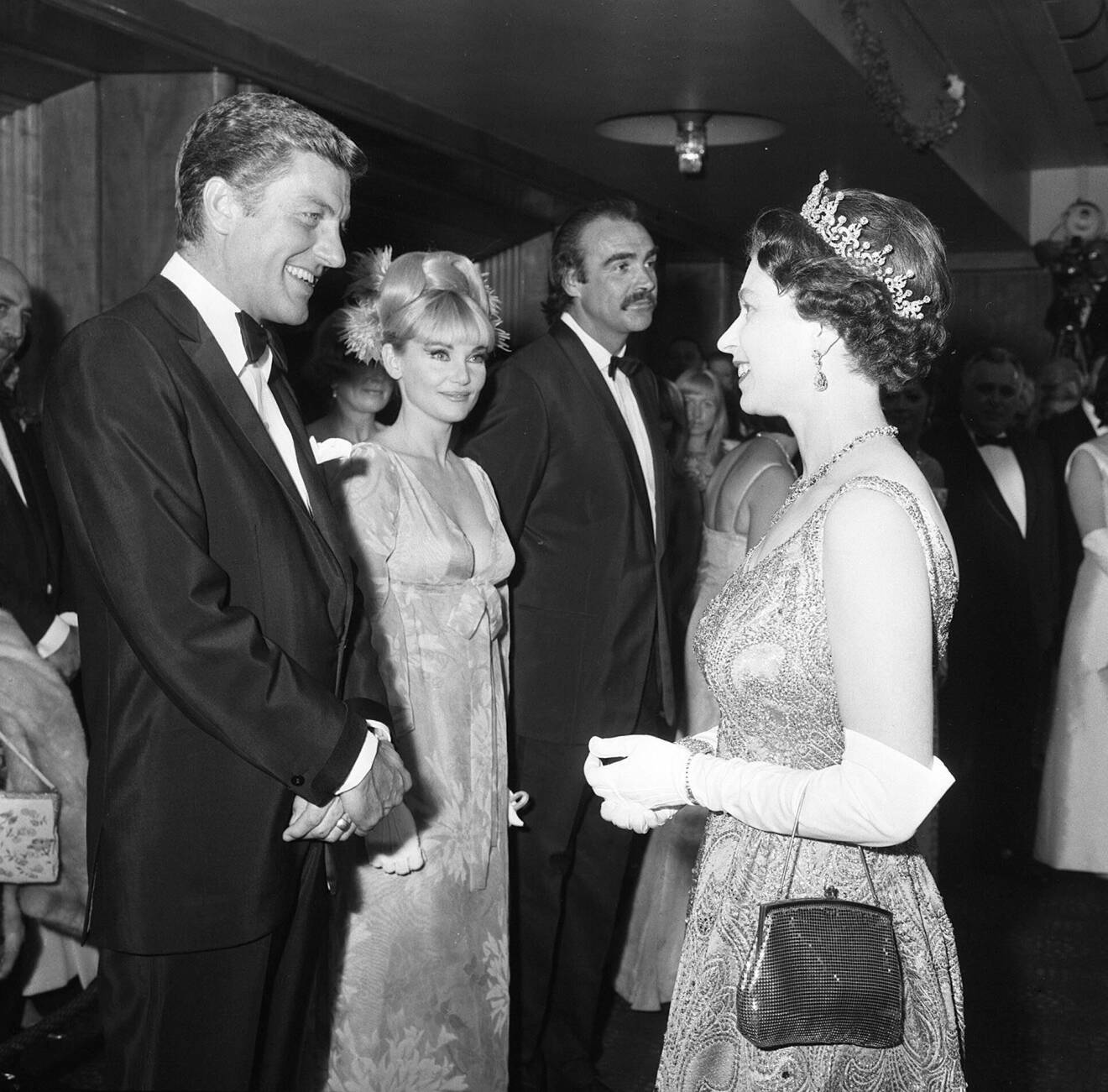 Drottning Elizabeth hälsar på Sean Connery vid James Bond-premiären 1967.