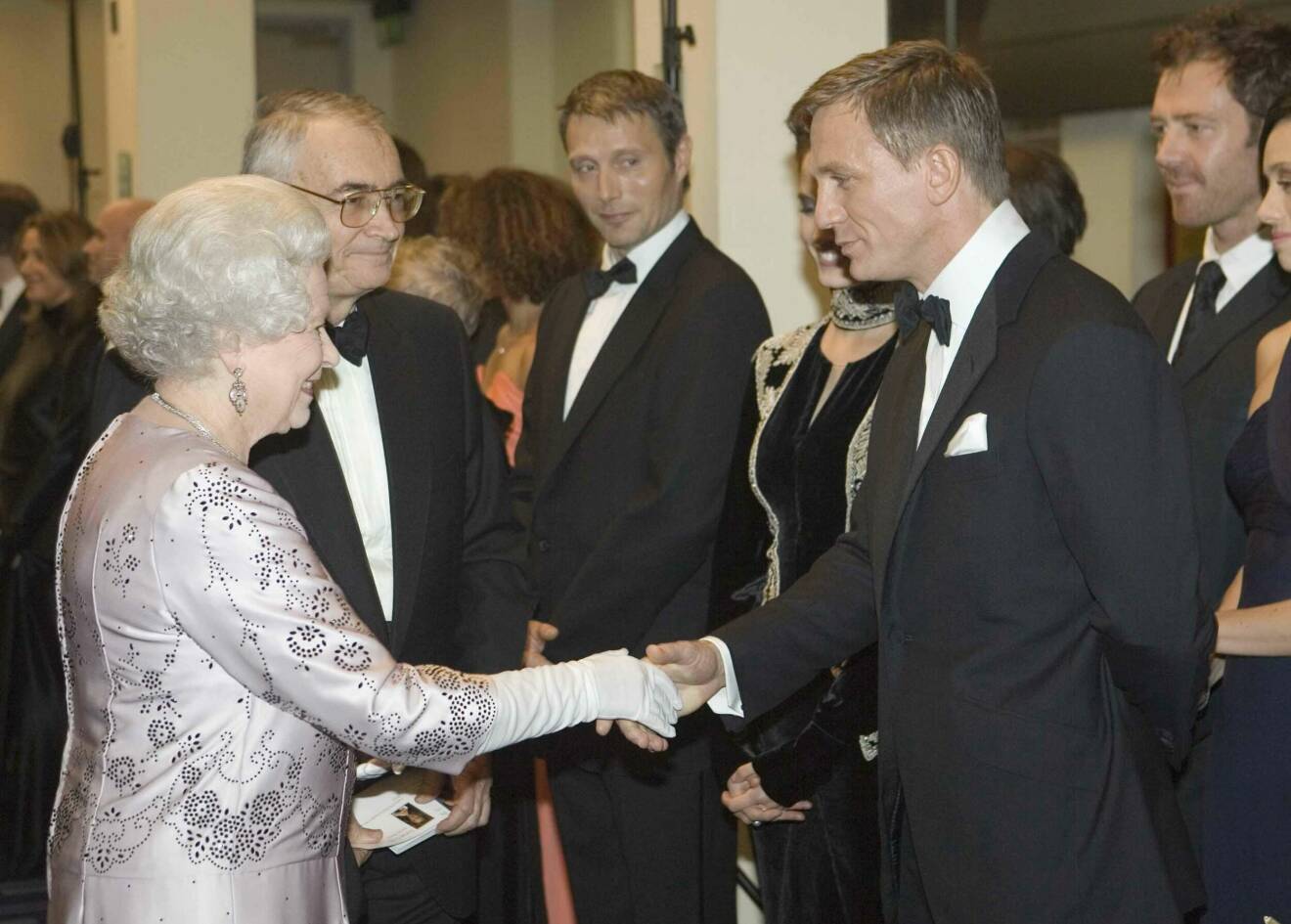 Drottning Elizabeth hälsar på Daniel Craig 2006.