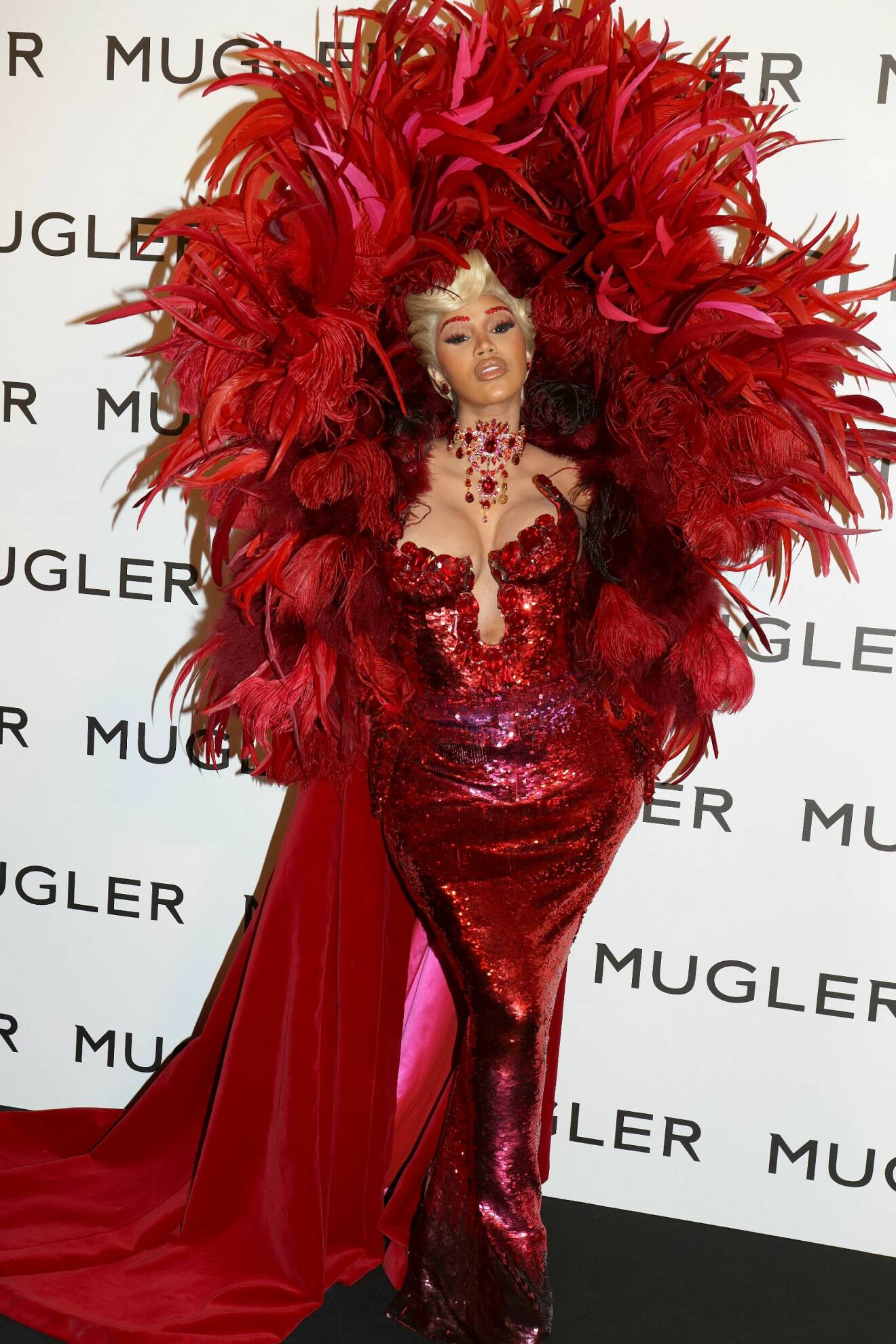 Cardi B i klänning från Mugler under Paris Fashion Week.