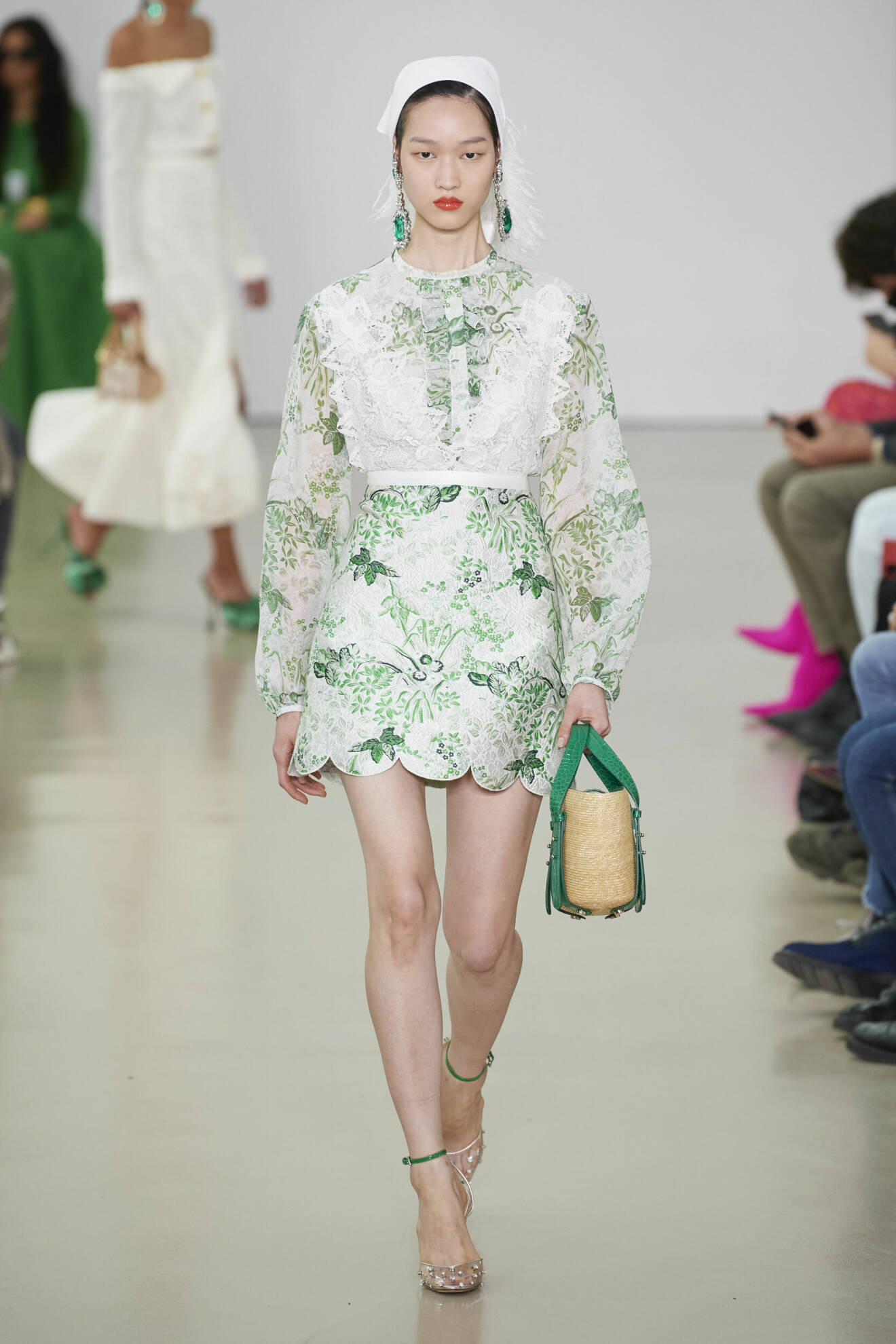 Kort klänning med grönt mönster från Giambattista Valli.