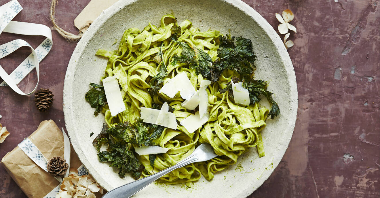 Recept på pasta med grönkålspesto och grönkålschips