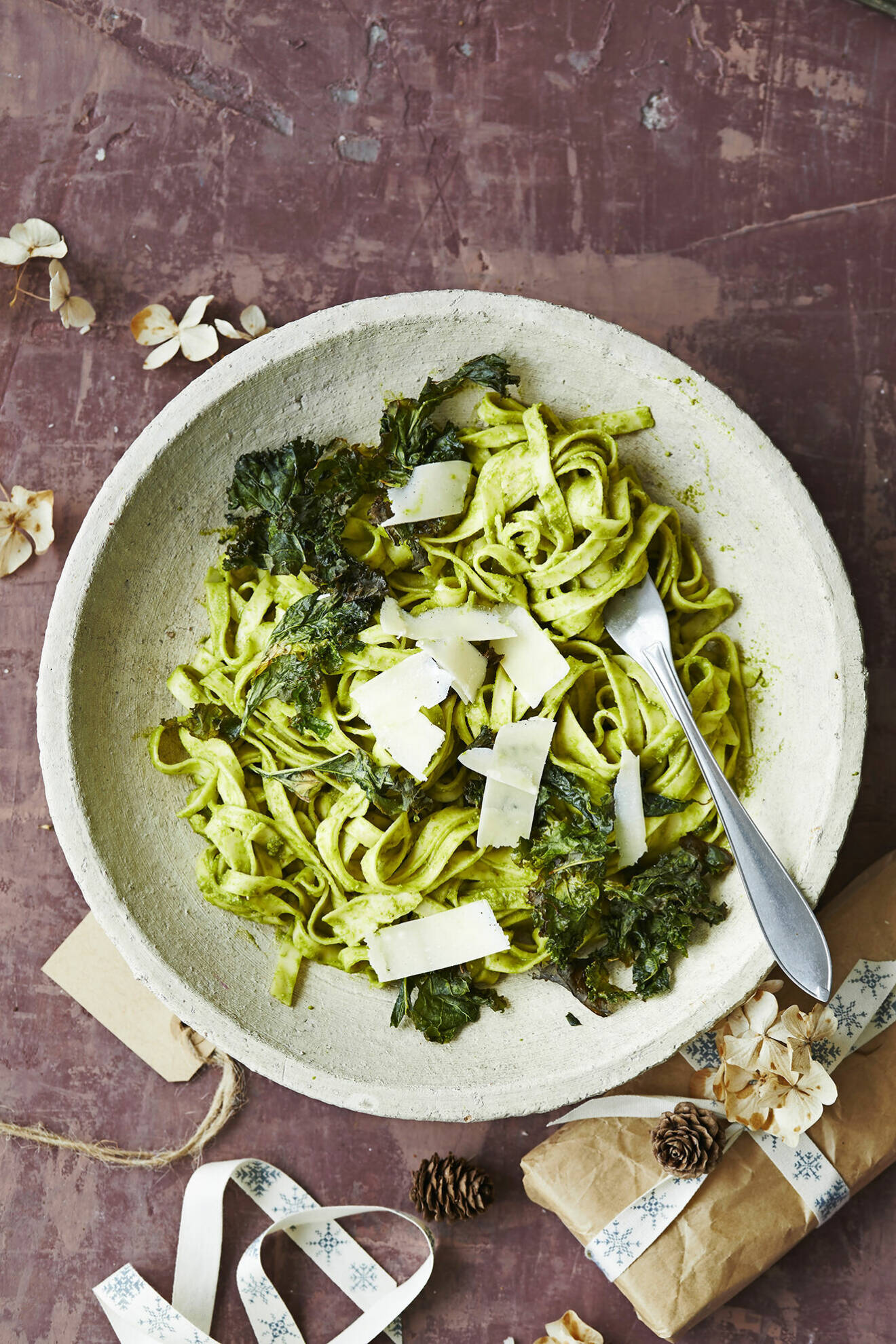 Recept på pasta med grönkålspesto med grönkålschips