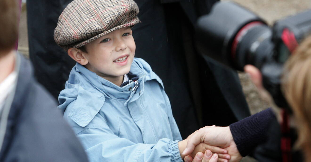 Prins Nikolai som liten, hälsar på en reporter.