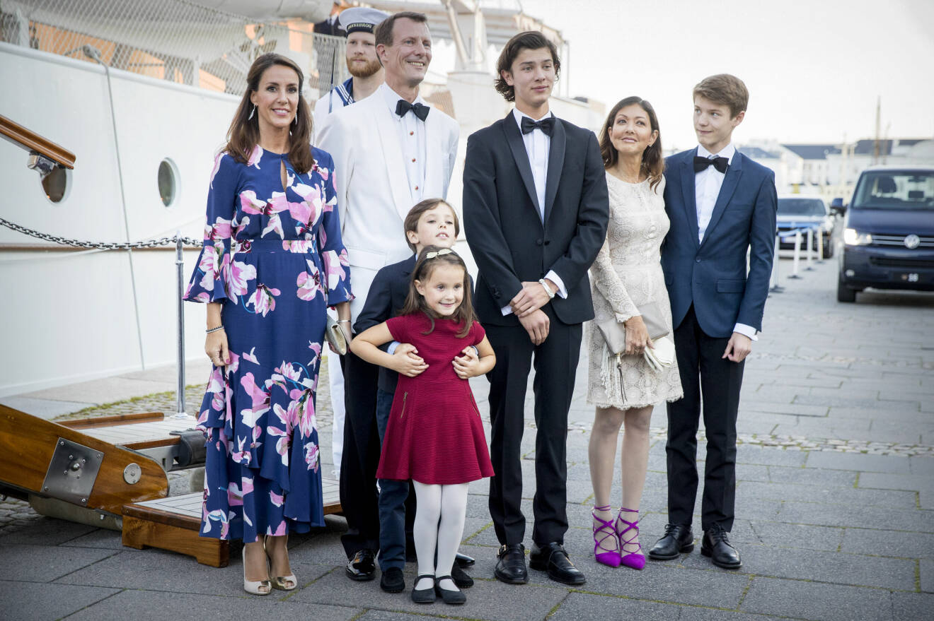 Prinsessan Marie, prins Joachim, prins Nikolai, grevinnan Alexandra, prins Felix, prins Henrik och prinsessan Athena vid prins Nikolais 18-årsfirande.