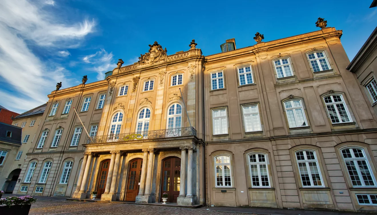 Prins Nikolai och flickvännen Benedikte flyttade in i en lägenhet på Amelienborg slott i Köpenhamn.