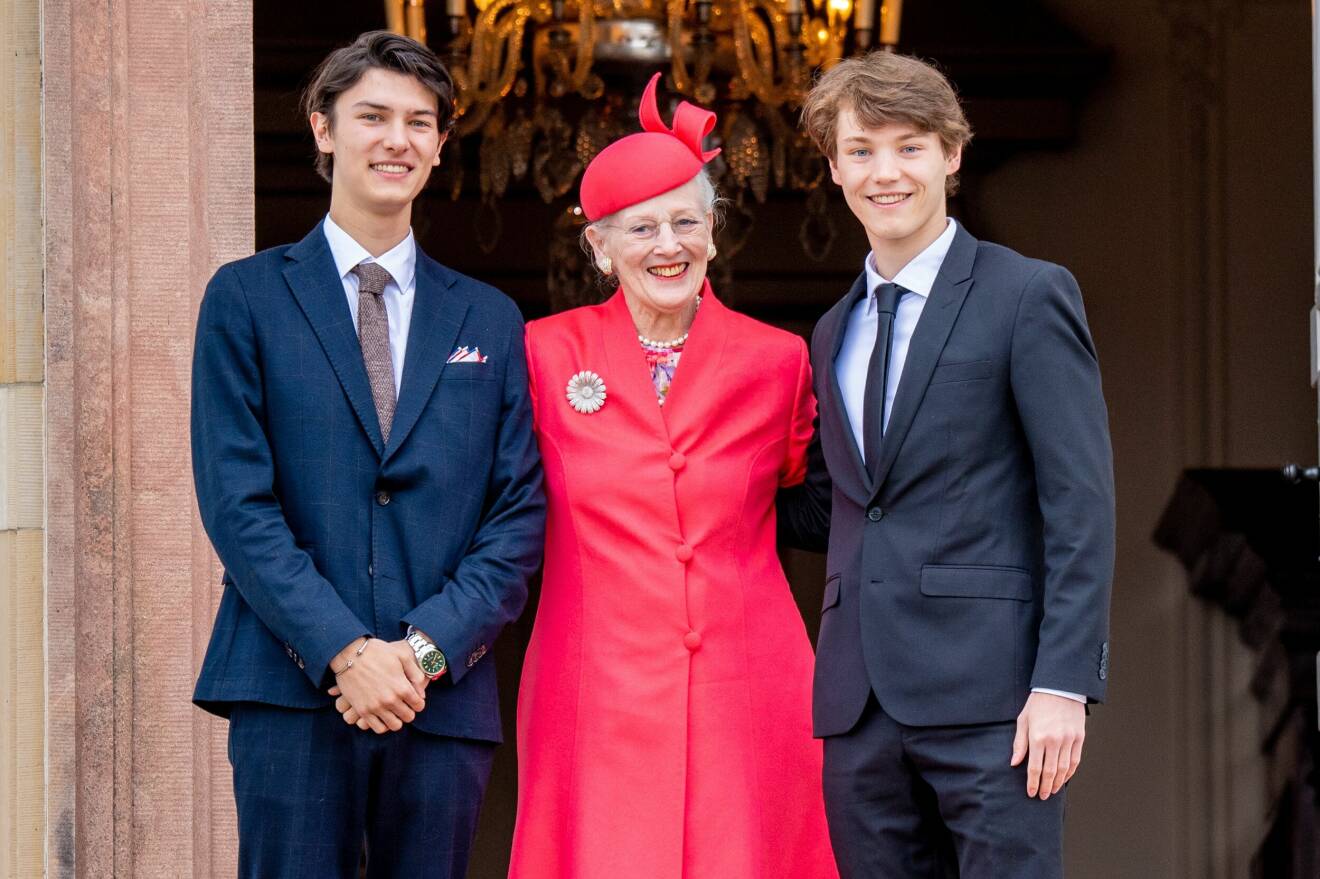Prins Nikolai med farmor drottningen och lillebror prins Felix.
