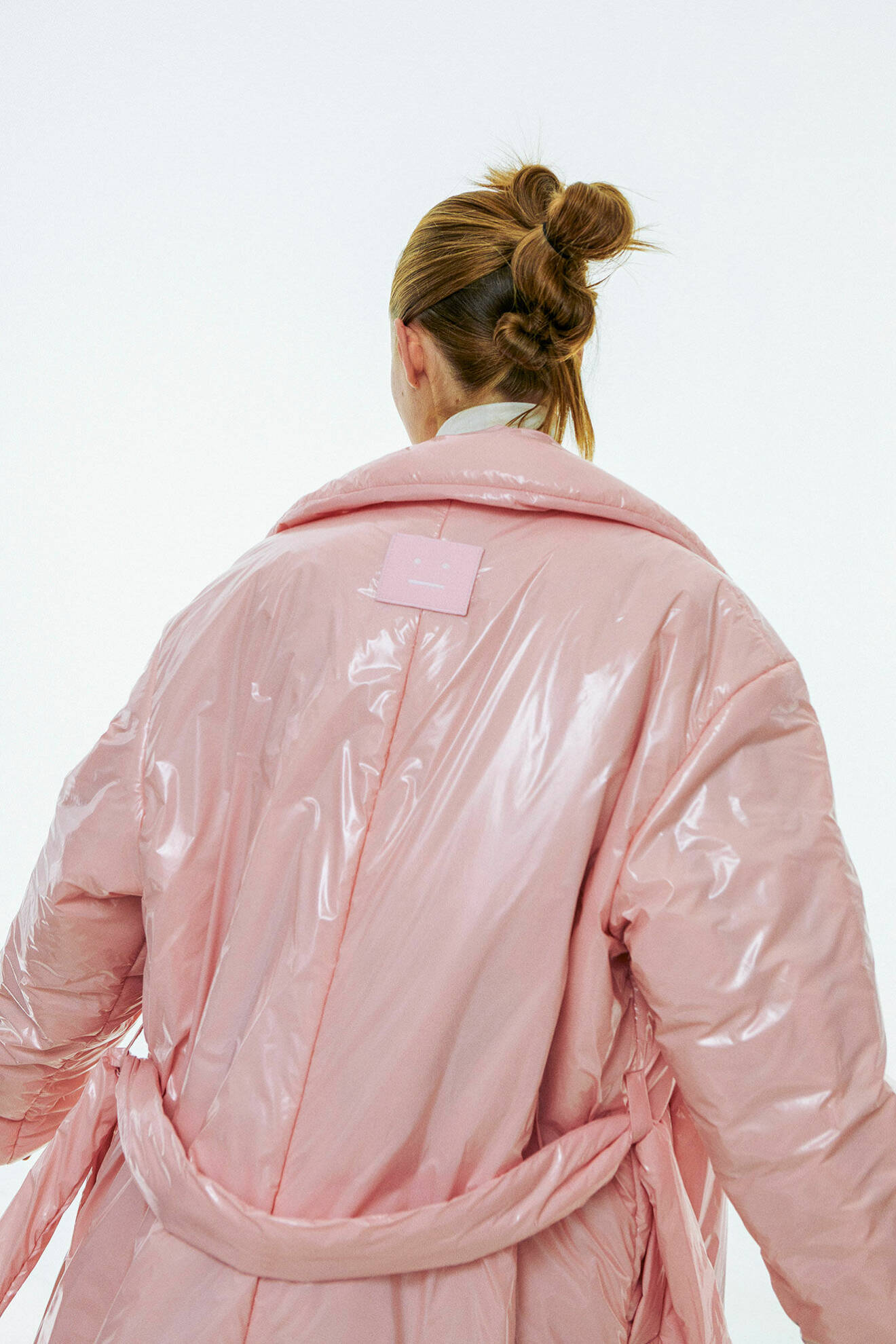 Modellen bär en rosa jacka