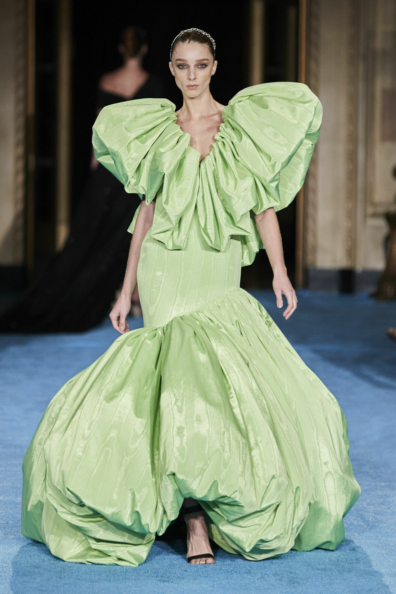 Grön klänning med volym från Siriano