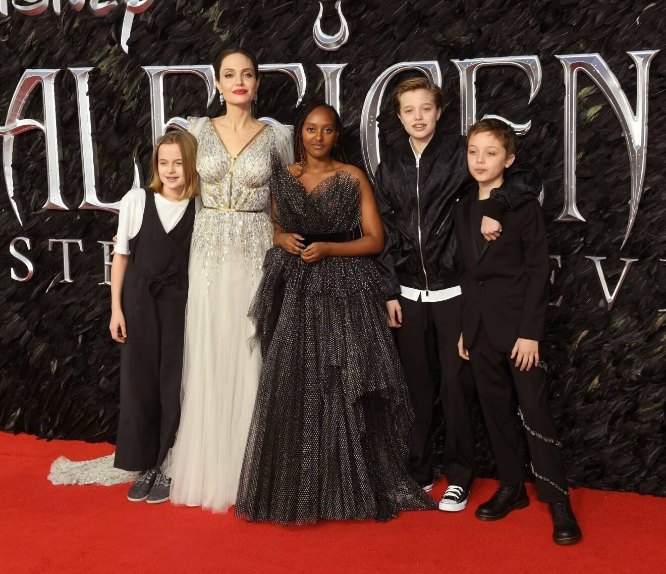 Angelina Jolie och barnen Vivienne, Zahara, Shiloh och Knox.