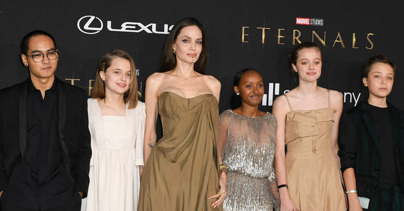 Här dyker Angelina Jolies döttrar Zahara och Shiloh upp i mammas klänningar
