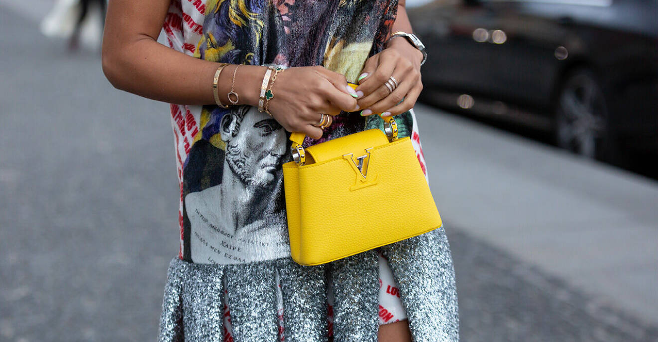 Street style-bild på kvinna med gul handväska